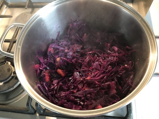 紫キャベツとりんごの煮物